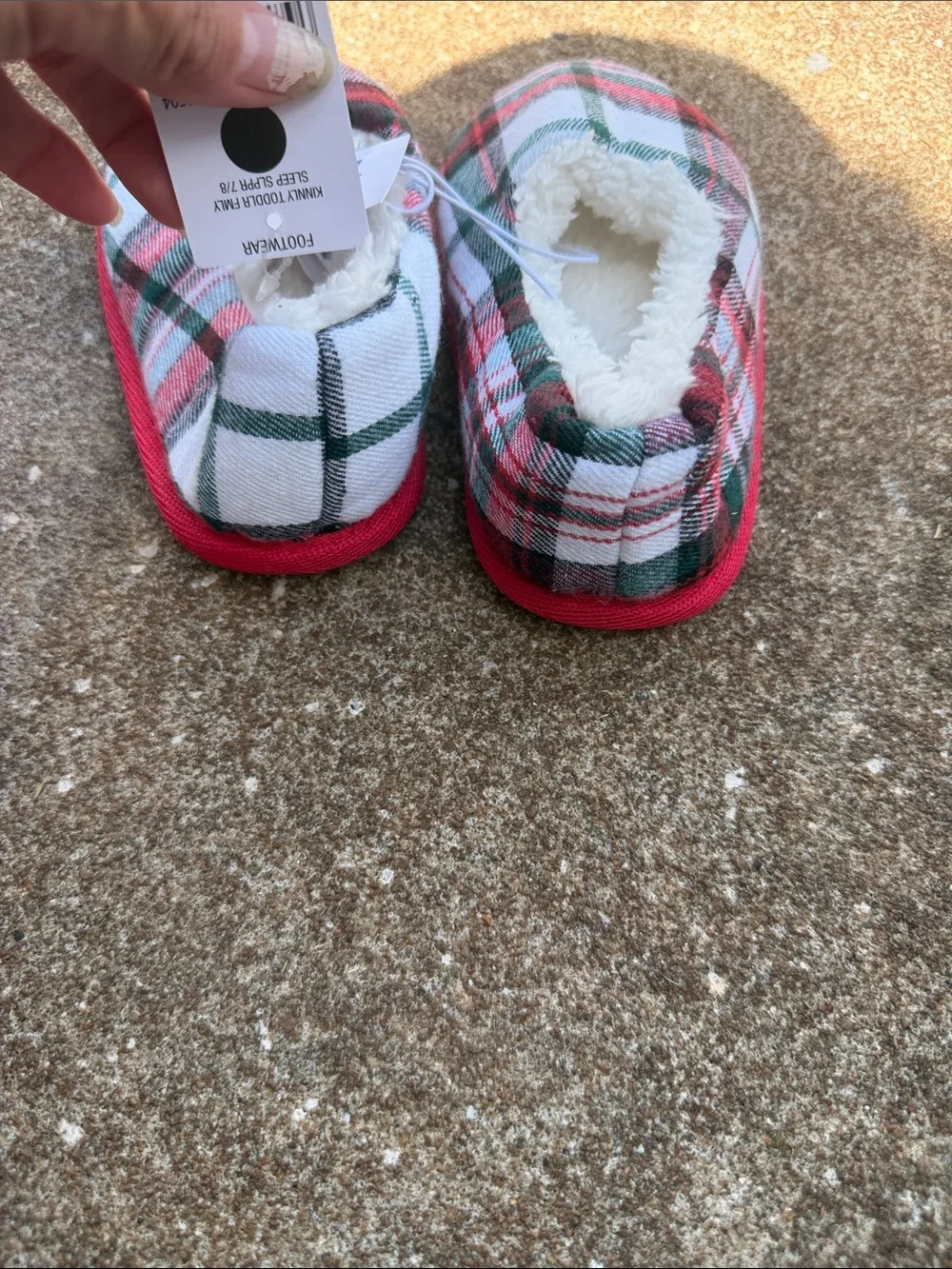 Kinnly Kids Plaid Fleece-Lined Slippers - Red/Green/White. Size 7/8 NWT